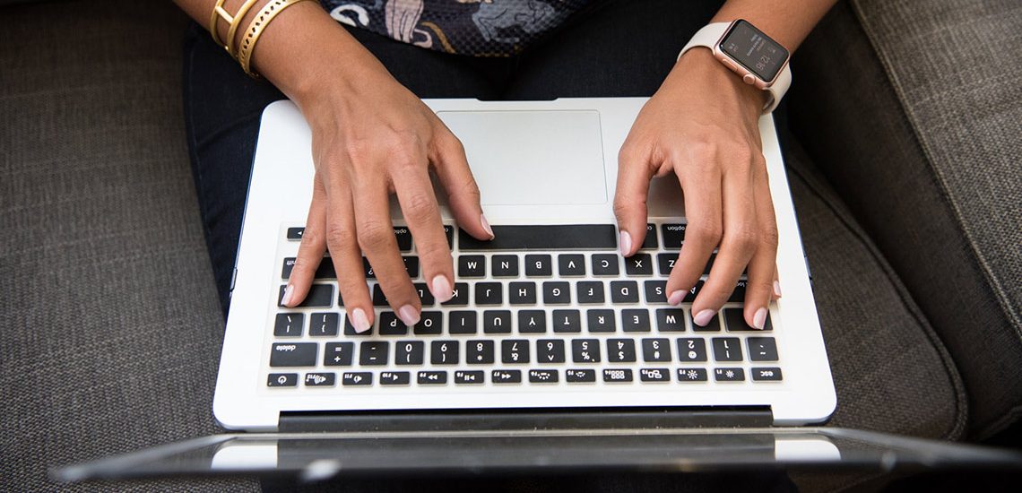 kobieta pisze na klawiaturze laptopa